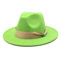 Detailansicht eines neongrünen Fedora-Hutes mit Satinband und funkelnder Strassschnalle - Fruchtgrün
