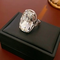 Nahaufnahme eines großen kristallklaren Rings im Smaragdschliff auf einer Schmuckbox - Silber