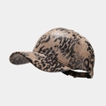 Vue détaillée du motif léopard sur la surface en similicuir de la casquette de baseball - Kaki