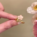 Anillo abierto chapado en oro de 18k con rosa de esmalte rosa y circonitas al dedo - Estilo con Forma de Rosa (HR2523)