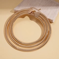 Detailansicht einer dreilagigen goldenen Schlangenkette mit praktischem Karabiner - Dreilagiger Choker / Gold