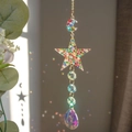 Détail d'un attrape-soleil cristal lune et étoile avec perles créant des arcs-en-ciel - Pentagramme Coloré