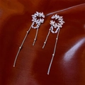 Orecchini a clip a foglia d'argento con zirconi e nappe di perle su seta scura - Clip per Orecchie a Nappa Argento