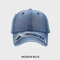 Berretto da baseball in denim blu medio invecchiato con tesa sfrangiata e ricamo - M(54-58cm) / Blu Medio