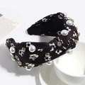 Détail d'un serre-tête noué motif football avec perles et strass sur un bureau blanc - Noir (Football)