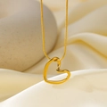 Collier élégant avec pendentif cœur ajouré doré et chaîne serpent sur tissu en soie - Collier cœur torsadé / Or