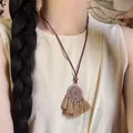 Dettaglio del ciondolo vintage in bronzo con cinque nappe in filo kaki su cordino marrone - 4# Collana (Stile Piastra Rotonda Vintage)