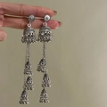 Böhmische Vintage Silberohrringe mit gestuften Glocken und ethnischen geometrischen Mustern - Edelstahlstift - Silber