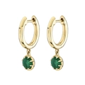 Dettaglio di orecchini d'oro con pendenti rotondi in pietra verde su sfondo bianco - Verde
