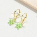 Orecchini dorati con pendenti a fiore verde chiaro e dettagli su uno sfondo bianco - Fiore Verde (ES2615-4)