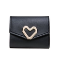 Mini portafoglio in pelle nera con fibbia a cuore dorata su sfondo bianco professionale - Nero