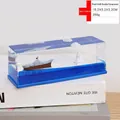 Fermacarte fluido con portaerei e iceberg in un liquido blu decorativo - Sailboat