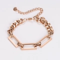 Detalle de pulsera de oro rosa con bloques geométricos y eslabones de cadena gruesa - Oro rosa