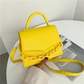 Piccola borsa a tracolla giallo vivace con catena spessa e manico superiore fisso - Giallo