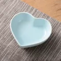 Hellblaue herzförmige Keramikschale für Saucen auf einer minimalistischen Tischdecke - Blau