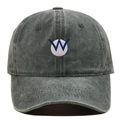 Gros plan détaillé d'une casquette en coton délavé gris foncé avec logo W brodé - Vert