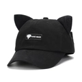 Schwarze Katzenohr-Baseballkappe mit Handmade-Patch und 3D-Ohren auf weißem Grund - Schwarz