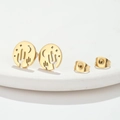 Pendientes de botón dorados calados con motivos de cactus, luna y estrellas en fondo blanco - Dorado