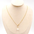 Elegante collana in acciaio al titanio dorato con ciondolo a perla bianca a goccia - Stile con Perline Bianche