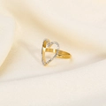 Makroaufnahme der 18K vergoldeten Herzring mit glitzernden Kristallen auf Seidenhintergrund - Verstellbar / Weißer Zirkonia-Stil (YYR023047-W)