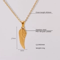 Dettaglio collana ala dorata 450mm con placcatura PVD 18k e dimensioni 27mm x 9mm - Oro