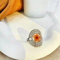 Détail d'une bague fleur à cinq pétales en argent avec incrustation de fleurs séchées - Ouvert Réglable / Argent avec fleur orange