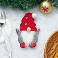 Porte-couverts gnome de Noël rouge et gris avec motif de cœur sur une table festive - Chapeau Rouge avec Cœur