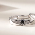 Paarringe im Gothic-Stil mit quadratischem schwarzem Stein und Fledermausflügeln - Dämonenflügel-Stil / Herrenring-Schwarz/Silber