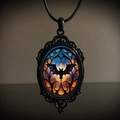 Vintage Gothic Anhänger mit Fledermaus Motiv aus Buntglas und schwarzem ovalem Rahmen - 30*40 Fledermaus