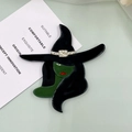 Spilla di Halloween a forma di strega in acrilico nero con viso verde e cappello glitter - Bianco