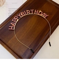Vue détaillée des lettres en strass roses étincelants sur un serre-tête doré Happy Birthday - Style Lettre Happy Birthday Rose