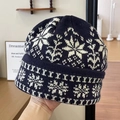 Dunkelblaue Strickmütze mit cremefarbenem Schneeflockenmuster und geometrischem Muster - M (56-58cm) / Schwarzcyan