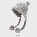 Chapeau trappeur gris tricoté main avec pompons, broderie florale et doublure en peluche - M (54-58cm) / Gris