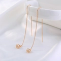 Pendientes de borla de circón dorado estilo francés con colgante de esfera hueca en seda blanca - Zircón de Linterna