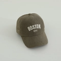 Détail de la casquette de baseball en velours côtelé olive avec broderie Boston 1630 - 50-52cm (2-5 Ans) / Boston-Vert