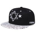Détail de la broderie étoile blanche et visière marbrée sur casquette hip hop noire - Réglable / Noir
