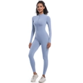 Vue détaillée d'un body de yoga bleu clair à manches longues avec fermeture éclair frontale - Bleu Brume