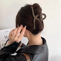 Große matte kaffeebraune Haarklammer für Dutt-Frisuren an einem stilvollen Model - 13cm / Braun
