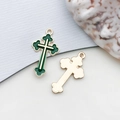 Grüner Emaille-Kreuzanhänger mit goldener Metallrückseite und Öse für DIY-Schmuck - Kreuz (9949)