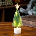 Nahaufnahme eines Mini-Leucht-Weihnachtsbaums mit LED-Lichtern und Stern auf Holz - Warmes Licht - Klein