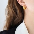 Französische Vintage Bambus Gold Creolen für Damen an einem Model gezeigt - Gold
