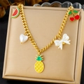 Détail du collier chaîne dorée avec des breloques colorées de pastèque et cerise - Collier Ananas Pasteque (N3273)