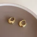 Pendientes de aro de gota en plata 925 dorada sobre una bandeja de cerámica - Modelo A Pendiente Curvo / Dorado