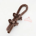 Bruine velvet heatless curling set inclusief scrunchies en een roze haarklem detail - 4-delige set / koffiekleur