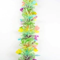 Dettaglio della ghirlanda pasquale con pulcini colorati e frange a strisce vivaci - Tinsel Spesso - Pulcino e Fiore a Strisce