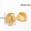 Eleganti orecchini a cuore dorati con trama ondulata e lucentezza metallica - Forma a Cuore Ondulata (YE-045-Oro)