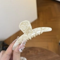 Pince à cheveux élégante en acétate marbré crème avec lettrage doré fait main - Nougat Crémeux