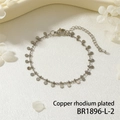Dettaglio del braccialetto a catena placcato rodio con ciondolo a disco lucido su fondo morbido - Stile a Disco con Catena Sottile Argentata (BR1896-L-2)