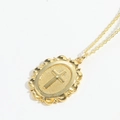 Dettaglio del ciondolo a croce ovale dorata vintage con bordi decorativi in pizzo - Croce (XL3323-3)