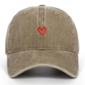 Primo piano del berretto da baseball vintage in cotone kaki con ricamo a cuore rosso - Taglia unica / Cachi